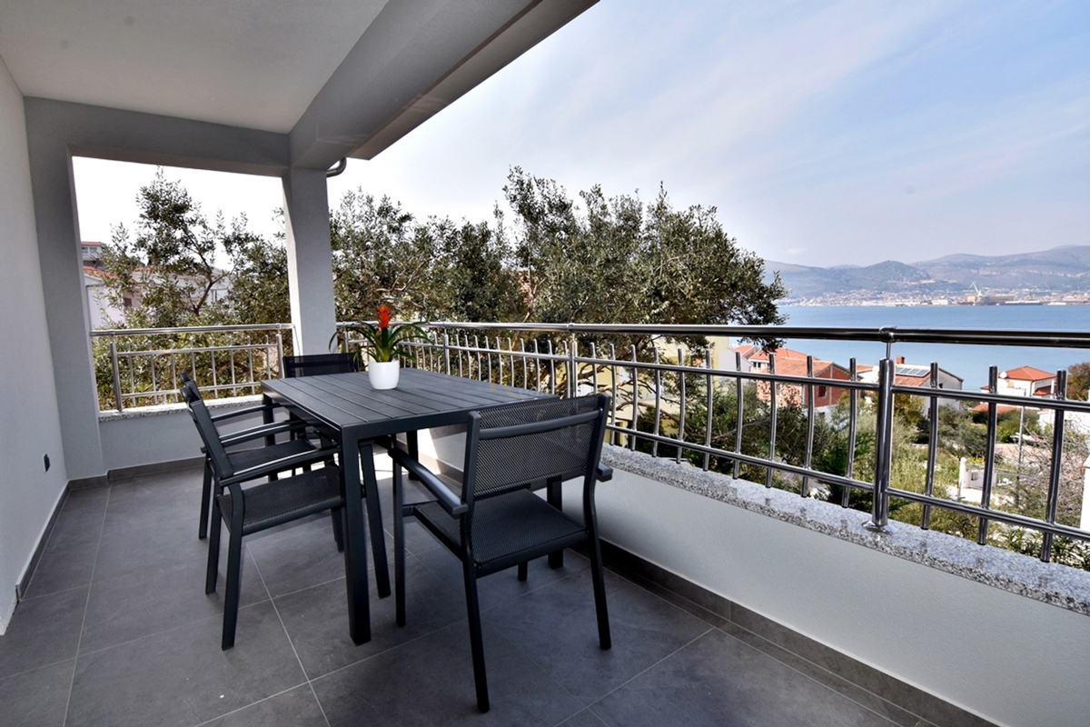 Vrhunsko urejena hiša na Čiovu/Okrug Gornji s prekrasnim odprtim razgledom